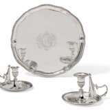 White, Fuller. A GEORGE III SILVER SALVER AND TWO GEORGE III SILVER CHAMBER CANDLESTICKS - Foto 1