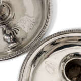 White, Fuller. A GEORGE III SILVER SALVER AND TWO GEORGE III SILVER CHAMBER CANDLESTICKS - Foto 3