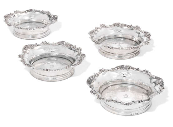 Creswick & Co.. A SET OF FOUR VICTORIAN SILVER LARGE WINE COASTERS - фото 1