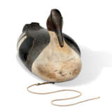 AN AMERICAN CARVED AND PAINTED MERGANSER HEN DECOY - photo 2