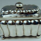 German Silver Biedermeier Sugar Box by G.F. Steusloff circa 1853 GERMAN SILVER 12 LOT GUSTAV FERDINAND STEUSLOFF Argent Travail manuel Biedermeier Allemagne 1853 - photo 1