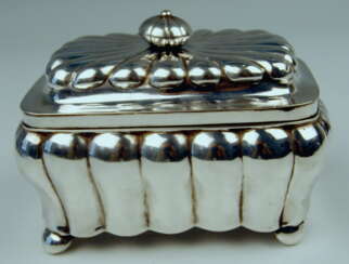 Немецкая серебряная коробка для сахара в стиле бидермейер, автор GF Steusloff, около 1853 г.