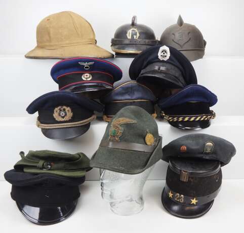 International: Sammlung von 13 Kopfbedeckungen. - photo 1