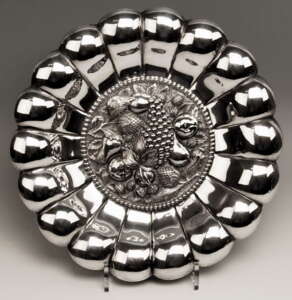 Серебряная тарелка 800 с украшением в виде фруктов, Венская голова Дианы, сделанная маркой, около 1890 г.