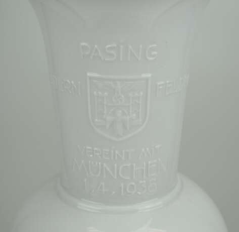 Nymphenburg: Vase auf die Eingemeindung von Pasing, Grosshadern und Feldmoching zu München. - photo 2