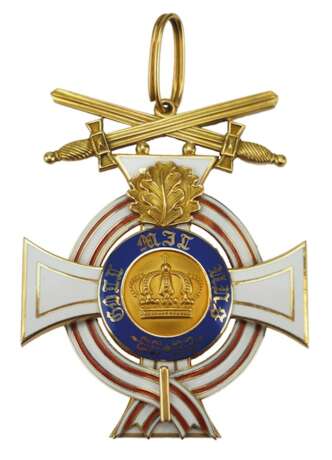 Preussen: Kronen-Orden, 3. Modell (1871-1917), 1. Klasse Kleinod mit Schwertern am Ring und Emailleband des Roten Adler Ordens mit Eichenlaub. - photo 1