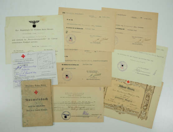 Deutsches Rotes Kreuz: Sammlung von 9 Urkunden / Ausweisen. - Foto 1