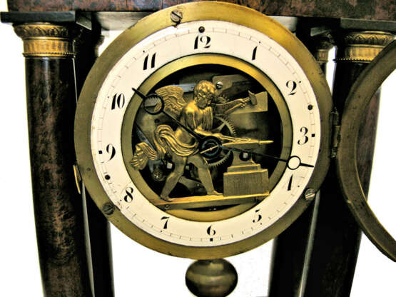 Tischuhr: Österreichische Portaluhr mit Halbstunden-Schlag und Automat, ca. 1850 - фото 2