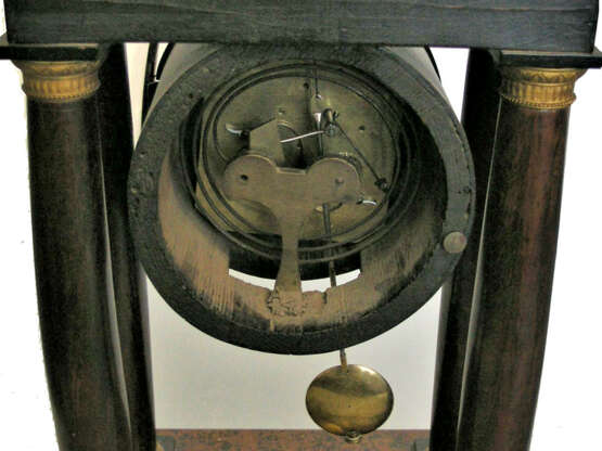 Tischuhr: Österreichische Portaluhr mit Halbstunden-Schlag und Automat, ca. 1850 - Foto 3