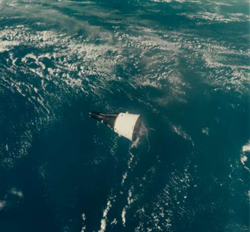NASA. First rendezvous in space: Gemini VII spacecraft as seen from the Gemini VI-A spacecraft, 3 views of the spacecraft over the Earth, December 15, 1965 - photo 1