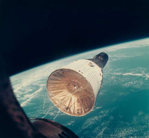 NASA. First rendezvous in space: Gemini VII spacecraft as seen from the Gemini VI-A spacecraft, 3 views of the spacecraft over the Earth, December 15, 1965 - Foto 4