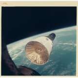 NASA. First rendezvous in space: Gemini VII spacecraft as seen from the Gemini VI-A spacecraft, 3 views of the spacecraft over the Earth, December 15, 1965 - Foto 5