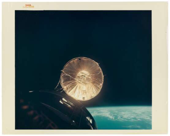 NASA. First rendezvous in space: Gemini VII spacecraft as seen from the Gemini VI-A spacecraft, 3 views of the spacecraft over the Earth, December 15, 1965 - Foto 8