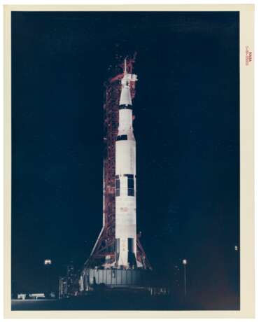 NASA. "Dress rehearsal" for the moon landing: Apollo 10 on launch pad, Cape Kennedy, Florida; view of the Earth from Apollo 10 spacecraft, May 4-26, 1969 - фото 2