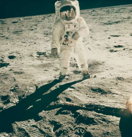 NASA. Buzz Aldrin’s gold-plated visor reflects the photographer and the lunar module "Eagle", July 16-24, 1969 - Foto 1