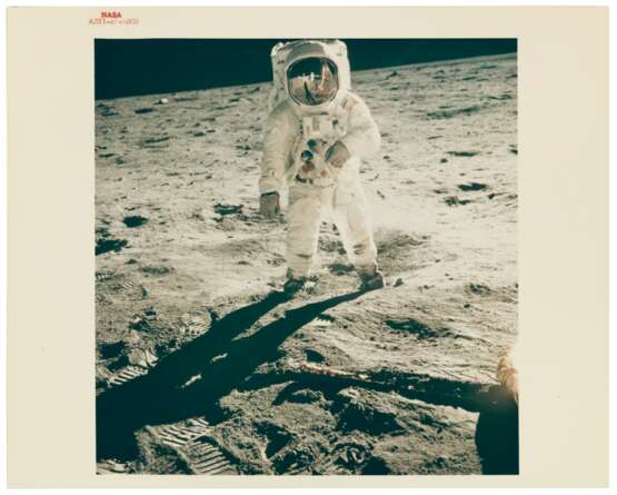 NASA. Buzz Aldrin’s gold-plated visor reflects the photographer and the lunar module "Eagle", July 16-24, 1969 - Foto 2