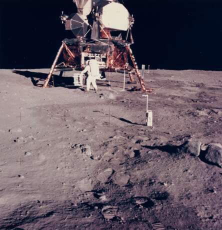 NASA. Buzz Aldrin prepares to deploy the Early Apollo Scientific Experiments Package (EASEP) on the lunar surface, July 16-24, 1969 - фото 1
