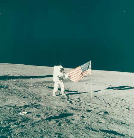 NASA. The second Moon landing: the launch of Apollo 12; astronaut Pete Conrad unfurls the American flag, November 14-24, 1969 - фото 1