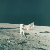 NASA. The second Moon landing: the launch of Apollo 12; astronaut Pete Conrad unfurls the American flag, November 14-24, 1969 - Foto 1