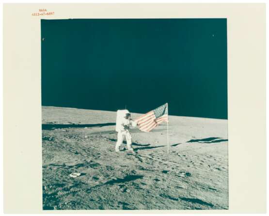 NASA. The second Moon landing: the launch of Apollo 12; astronaut Pete Conrad unfurls the American flag, November 14-24, 1969 - фото 2