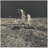 NASA. Snapshots of history: six photographs of the Apollo 11 Moon landing including Buzz Aldrin and the American flag; descending the lunar module; footpring on the lunar surface; unfurling the solar wind experiment, July 16-24, 1969 - Foto 6