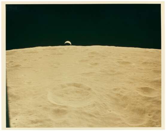 NASA. Crescent Earth emerging over the lunar horizon; crescent Earthrise, seen from the lunar module during the descent to the lunar surface, January 31-February 9, 1971 - Foto 2