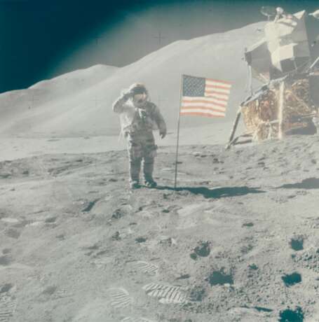 NASA. Saluting the flag: Astronaut David Scott performs military salute beside American flag and lunar module "Falcon", Hadley Delta beyond, July 26-August 7, 1971 - Foto 1