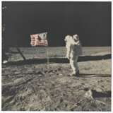 NASA. Snapshots of history: six photographs of the Apollo 11 Moon landing including Buzz Aldrin and the American flag; descending the lunar module; footpring on the lunar surface; unfurling the solar wind experiment, July 16-24, 1969 - Foto 12