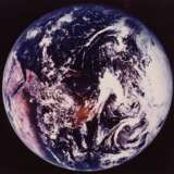 NASA. Two versions of the “Blue Marble”, the first photograph of the full Earth seen by human eyes, December 7-19, 1972 - Foto 4