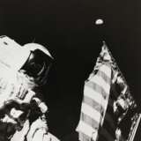NASA. Astronaut Harrison Schmitt with the Earth above the US flag, December 7-19, 1972 - фото 1