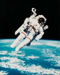 The first untethered space flight: astronaut Bruce McCandless II using the Manned Manoeuvering Unit in space, February 7, 1984