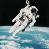NASA. The first untethered space flight: astronaut Bruce McCandless II using the Manned Manoeuvering Unit in space, February 7, 1984 - Foto 1