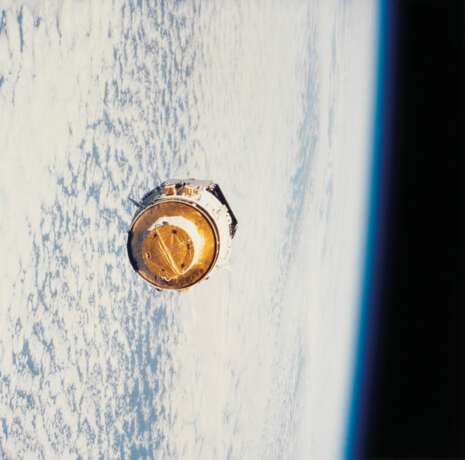 NASA. The first American space station: Skylab 3 above the Earth; Astronaut Dale Gardner secures the Palapa B-2 satellite; the relay satellite deployed from STS-26; the relay satellite deployed from STS-29, July 27, 1973-March 13, 1989 - фото 10