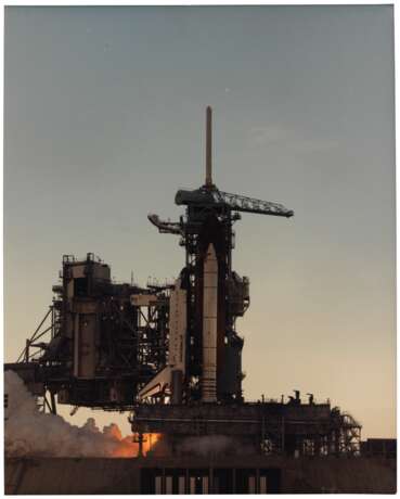 NASA. Liftoff: a group of eight pre-launch and launch photographs for the Space Shuttle "Discovery", Cape Canaveral, Florida, July 4-September 29, 1988 - Foto 7