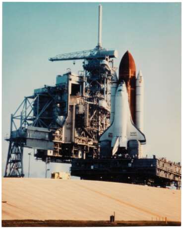 NASA. Liftoff: a group of eight pre-launch and launch photographs for the Space Shuttle "Discovery", Cape Canaveral, Florida, July 4-September 29, 1988 - Foto 13