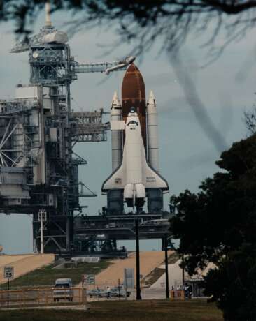 NASA. Liftoff: a group of nine pre-launch and launch photographs of Space Shuttles "Atlantis"; "Columbia"; "Discovery"; and "Endeavour", Cape Canaveral, Florida, May 4, 1989-March 13, 1992 - Foto 15