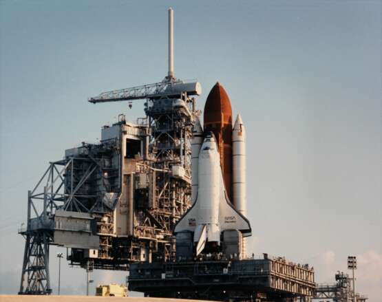 NASA. Liftoff: a group of eight pre-launch and launch photographs for the Space Shuttle "Discovery", Cape Canaveral, Florida, July 4-September 29, 1988 - Foto 17