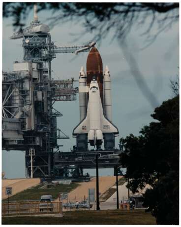 NASA. Liftoff: a group of nine pre-launch and launch photographs of Space Shuttles "Atlantis"; "Columbia"; "Discovery"; and "Endeavour", Cape Canaveral, Florida, May 4, 1989-March 13, 1992 - Foto 16