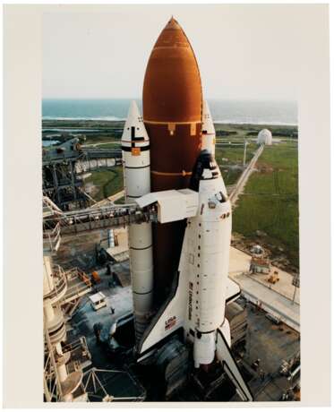 NASA. Liftoff: a group of nine pre-launch and launch photographs of Space Shuttles "Atlantis"; "Columbia"; "Discovery"; and "Endeavour", Cape Canaveral, Florida, May 4, 1989-March 13, 1992 - Foto 19