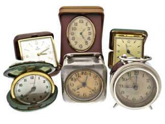 Tischuhr/Reiseuhr: Konvolut von vintage Reiseuhren/Reisewecker, dabei ein seltener ovaler Eterna Wecker, vermutlich 30er Jahre