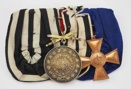 Hohenzollern: Ordenschnalle eines Frontsoldaten mit 3 Auszeichnungen. - photo 1