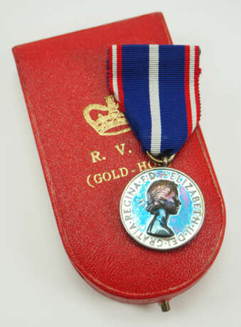 Großbritannien: Königlicher Viktoria-Orden, Goldene Ehrenmedaille, 6. Modell (seit 1955), Ausführung für Herren, im Etui. - photo 1
