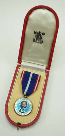 Großbritannien: Königlicher Viktoria-Orden, Goldene Ehrenmedaille, 6. Modell (seit 1955), Ausführung für Herren, im Etui. - Foto 2