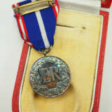 Großbritannien: Königlicher Viktoria-Orden, Goldene Ehrenmedaille, 6. Modell (seit 1955), Ausführung für Herren, im Etui. - Foto 3