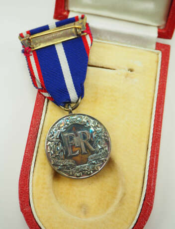 Großbritannien: Königlicher Viktoria-Orden, Goldene Ehrenmedaille, 6. Modell (seit 1955), Ausführung für Herren, im Etui. - фото 3