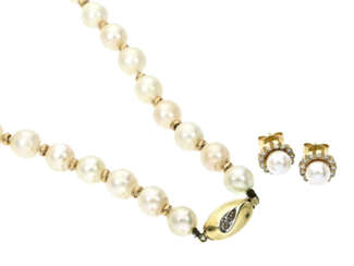 Kette/Ohrschmuck: dekorative Zuchtperlenkette mit 14K Goldschließe und passenden Diamant-Ohrsteckern