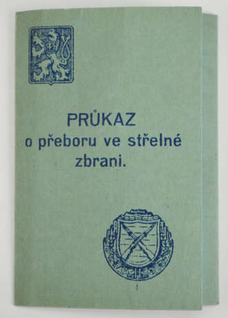 Tschechoslowakei: Leistungsabzeichen für Gewehr-Schütze, mit Ausweis. - photo 2