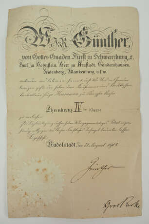 Schwarzburg-Rudolstadt: Fürstlich Schwarzburgisches Ehrenkreuz, 4. Klasse Urkunde für einen Kaufmann und Stadtkassen-Kontrolleur in Königsee. - фото 1