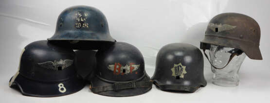 Luftschutz: Sammlung von 5 Helmen. - фото 1