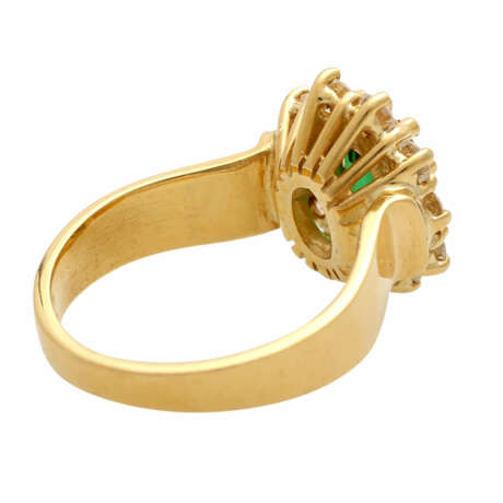 Ring mit Tsavorit, oval facettiert umgeben von 10 Brillanten - фото 3